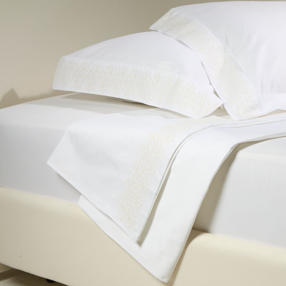 01 10 0921 Jogo de Lencol Margarida  320 fios Branco 001.jpg